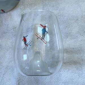 Wine glass with skiers and mountain scene ⛷️🍷